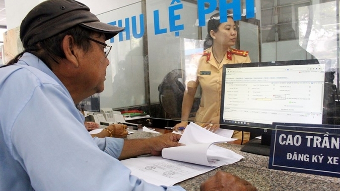 CSGT TP Hồ Chí Minh nói gì về việc bỏ sổ hộ khẩu khi đăng ký xe?