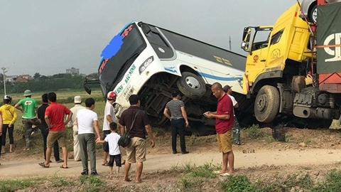 Hà Nội: Xe container đâm ôtô khách văng khỏi đường cao tốc