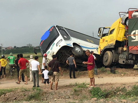 ha noi xe container dam oto khach vang khoi duong cao toc