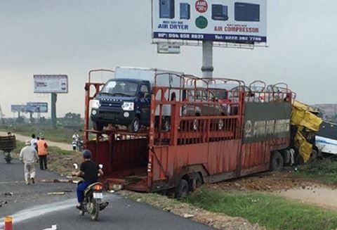 ha noi xe container dam oto khach vang khoi duong cao toc