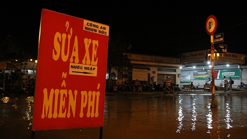 Nhóm thanh niên sửa miễn phí xe ngập nước ở TP Hồ Chí Minh