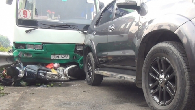 TP Hồ Chí Minh: Xe buýt cuốn hàng loạt xe máy, nhiều người bị thương