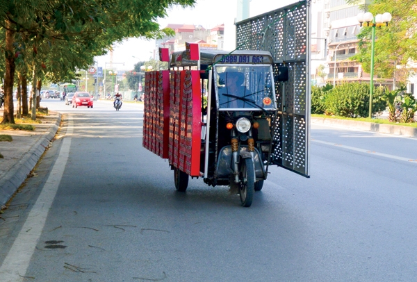 cuoi nam xe ba banh long hanh tren pho