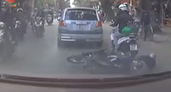 Chạy vội vàng, xe máy “xoè” trước đầu ô tô