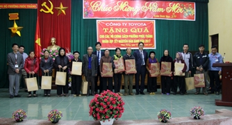 Toyota Việt Nam trao tặng quà tết cho các gia đình chính sách và hội người cao tuổi