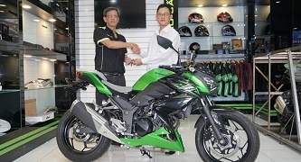 Kawasaki trao Z300 cho khách hàng may mắn trúng thưởng