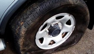 Cần làm gì khi xe ‘bỗng dưng’ nổ lốp?