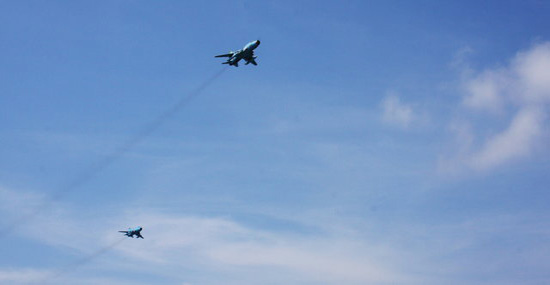 Hai chiếc Su – 22 thuộc phi đội bay hộ tống trực thăng