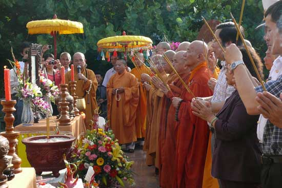 Hương khói ngan ngát với những tấm lòng tri ân chân thực, hy vọng rằng những anh linh liệt sĩ và hương hồn chúng sinh sẽ thêm phần mát mẻ nơi trùng khơi sóng vỗ.