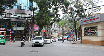 Chú ý biển cấm ô tô ở đầu Yersin - Lò Đúc