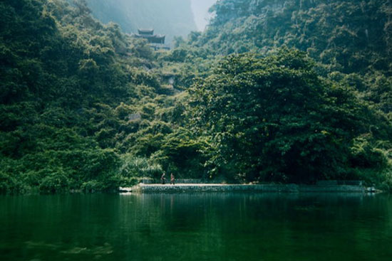 Những cảnh quay hoang sơ và thơ mộng trong bộ phim Thiên mệnh anh hùng (đạo diễn Victor Vũ) phần lớn được quay ở Tràng An.