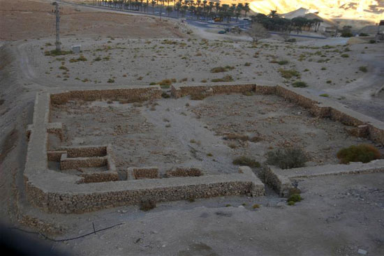 Những chứng tích của thành lũy mà người La Mã xây dựng xung quanh pháo đài nhằm tìm cách đánh chiếm pháo đài của người Do Thái
