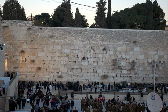 Các tín đồ Do Thái giáo trước bức tường than khóc