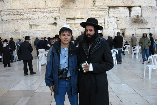 Chụp ảnh kỉ niệm cùng với một tín đồ Do Thái giáo trước bức tường than khóc