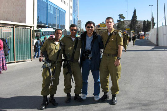 Tôi chụp ảnh kỉ niệm với mấy anh lính trên đường phố Jerusalem