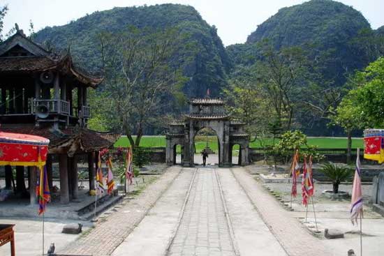 Khu đền thờ được đồi núi bao quanh