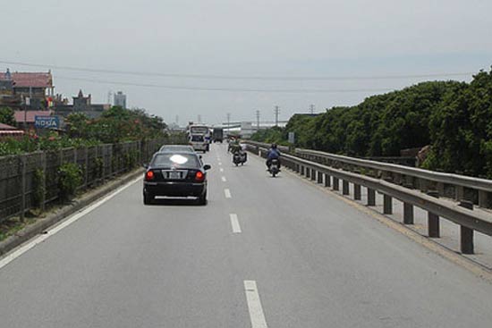 Hải Dương tháo dải phân cách trên quốc lộ 5 - Ảnh TTXVN