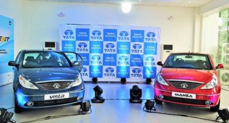 Xe Ấn Độ tràn về: Ôtô 200 triệu chào hàng dân Việt