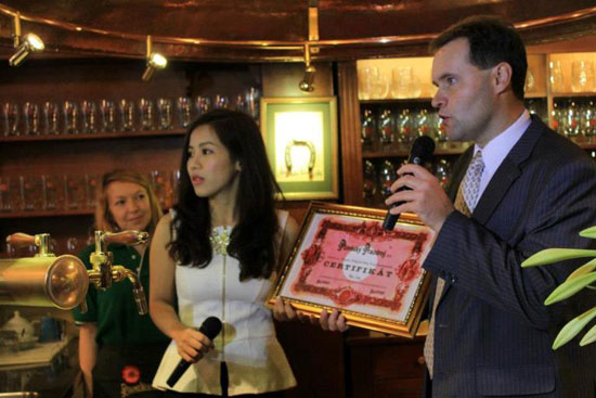 Đại sứ nước CH S&eacute;c tại Việt Nam trao bằng chứng nhận đạt chuẩn cho đại diện c&ocirc;ng ty Pilsner Original Hoa Vi&ecirc;n.