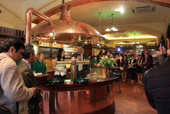 Đại sứ Cộng h&ograve;a S&eacute;c ph&aacute;t biểu tại Lễ khai trương Nh&agrave; h&agrave;ng Bia tươi Pilsner Original, số 10 Nguyễn Biểu, H&agrave; Nội.