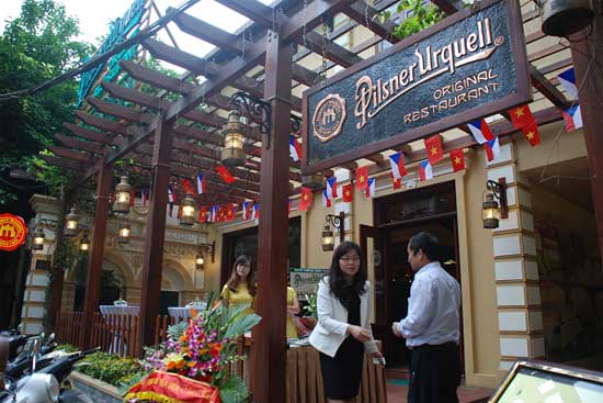 B&ecirc;n ngo&agrave;i Nh&agrave; h&agrave;ng Pilsner Original Hoa Vi&ecirc;n tại số 10 Nguyễn Biểu, H&agrave; Nội.