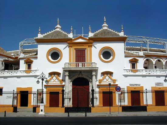 và đấu trường bò tót ngày nay với lối kiến trúc đậm chất vùng Andalusia miền nam Tây Ban Nha.