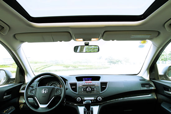 CR-V 2013 có cửa sổ trời.