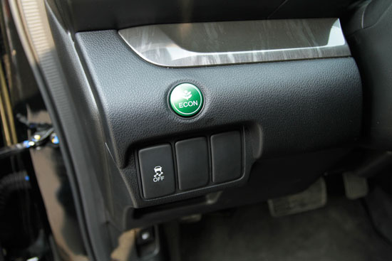 Nút bấm kích hoạt chế độ lái tiết kiệm nhiên liệu ECON.