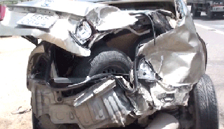 Lái sai làn đường, ôtô 7 chỗ bị đâm bẹp dúm