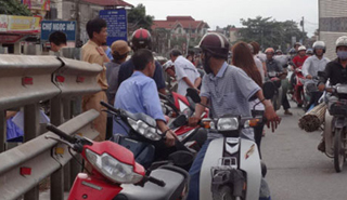 Cố băng qua đường ray, cô gái bị tàu cán chết