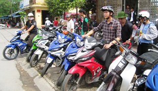 Dân chơi Exciter làm xe ôm miễn phí cho sĩ tử