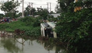 TP HCM: xe buýt mất lái lao xuống hồ nước