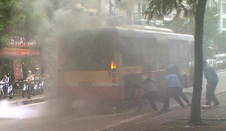 Hà Nội: xe buýt đang chạy bỗng dưng bốc cháy