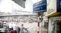Bị phạt vì dừng đèn đỏ bên phải đường đúng hay sai?