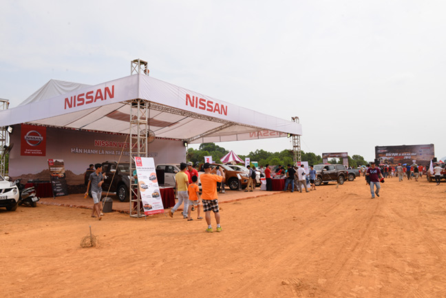 nissan viet nam ho tro gia xe cho thanh vien otofun nhan dip voc 2015