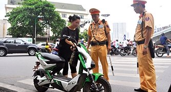CSGT xử phạt xe máy điện không biển số ở Hà Nội