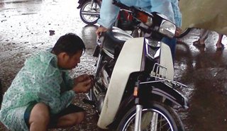 Mưa bão, dịch vụ sửa xe “hốt bạc”