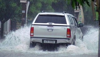 Kinh nghiệm lái xe trong mùa mưa bão