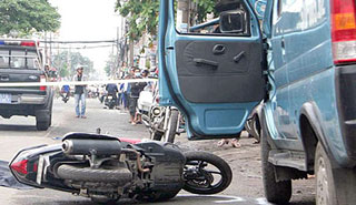 Mở cửa xe ôtô, thao tác nhỏ mối nguy lớn