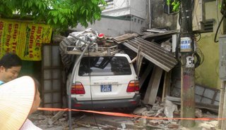 Xe biển xanh mất lái tông đổ nhà dân