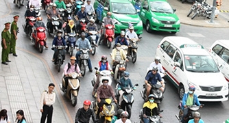 Lệ phí đăng ký ô tô, xe máy tăng vọt