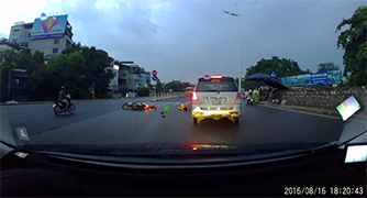 &quot;Tạt đầu&quot; để sang đường, xe máy va chạm với ô tô
