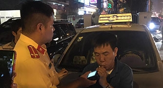 Lái xe trong tình trạng say rượu, tài xế taxi bị giữ bằng 6 tháng