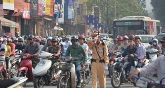 Giao thông ùn tắc vì rào chắn xây nhà ga ở Hà Nội