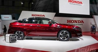 Xe nhiên liệu hydro Honda Clarity FCV &quot;ra đường&quot; với giá rẻ bất ngờ