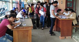 Nghe tin đồn thất thiệt, người dân ùn ùn đi đổi giấy phép lái xe