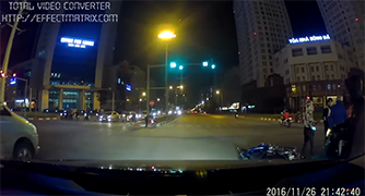 Vượt đèn đỏ, nam thanh niên gây tai nạn liên hoàn