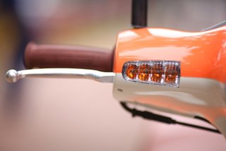 Phụ nữ đi xe ga, phanh tay nào cho an toàn?