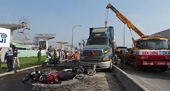 TP.HCM: Xe bồn gây tai nạn hàng loạt, xa lộ Hà Nội kẹt cứng
