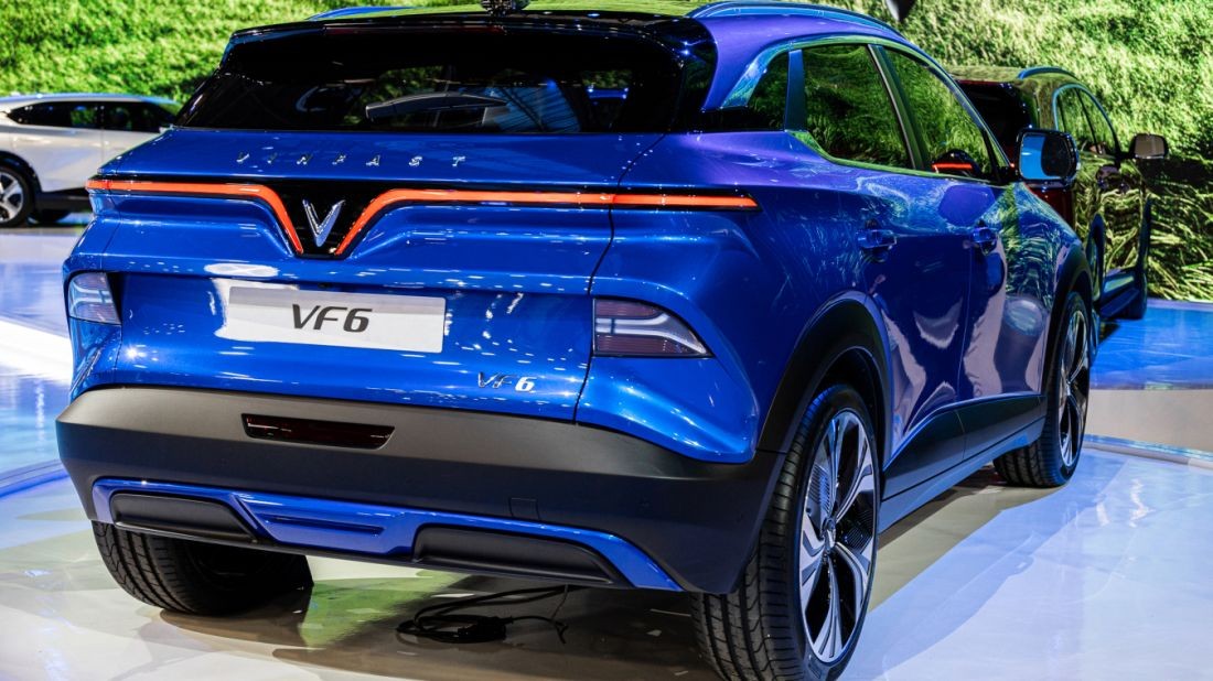 VF6 - SUV điện cỡ B gây ấn tượng màn hình giải trí cỡ lớn